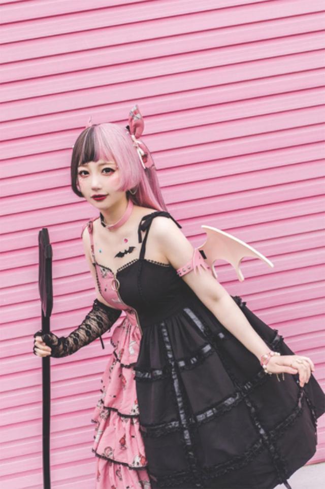  『lo』最近火了一种lo裙，叫“左边少女，右边暗黑”，lo娘穿上美极了