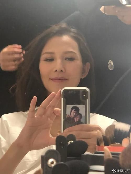 「蔡少芬」又一把猝不及防地狗粮!蔡少芬用张晋账号回应被盗号,赢得太彻底