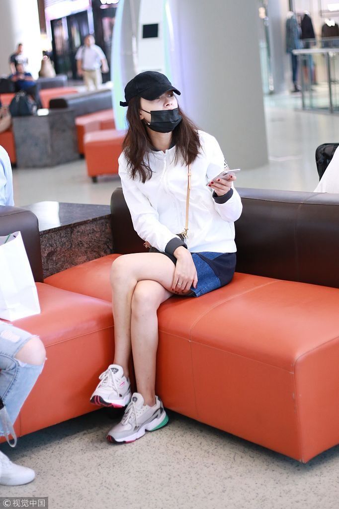 孙怡活动后火速返京忙着回家带娃 纤细美腿全程抢镜少女感十足