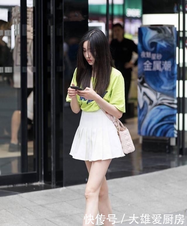 [格子]街拍：穿搭一身粉色格子的美女抢镜，给人一种干净的美
