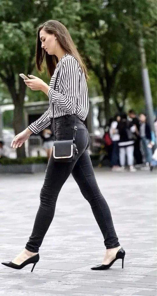 混血美女气质小姐姐，黑白条纹衬衫搭配经典黑色紧身牛仔裤