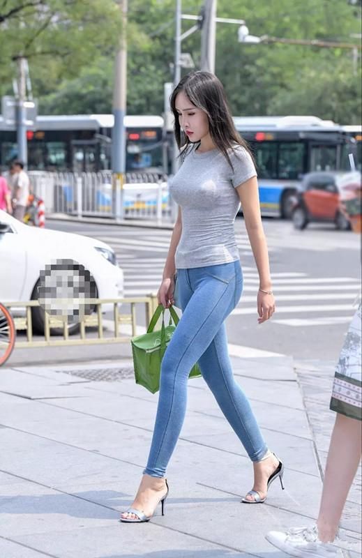街拍:精致面孔的牛仔女孩，举手投足都美丽，转身离开也潇洒