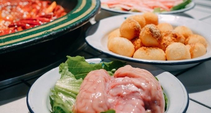 『饭点』成都最接地气的火锅,装修很市井,每到饭点排队的人很多