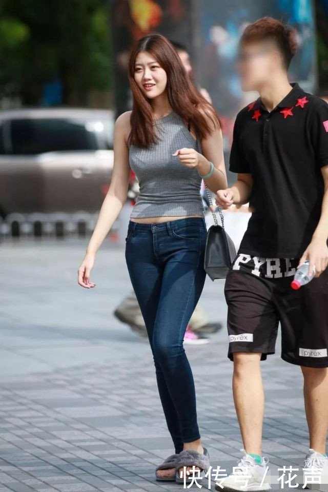 摄影：着紧身裤笑容灿烂的少女