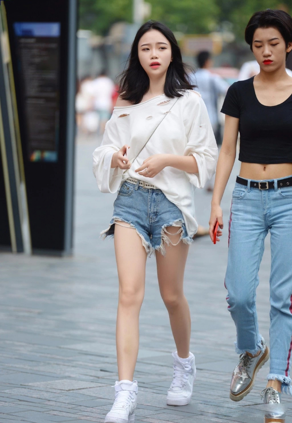  『大哥』美女街拍：穿搭中露腿和露腰哪个更香？穿大裤衩的大哥都看呆了！