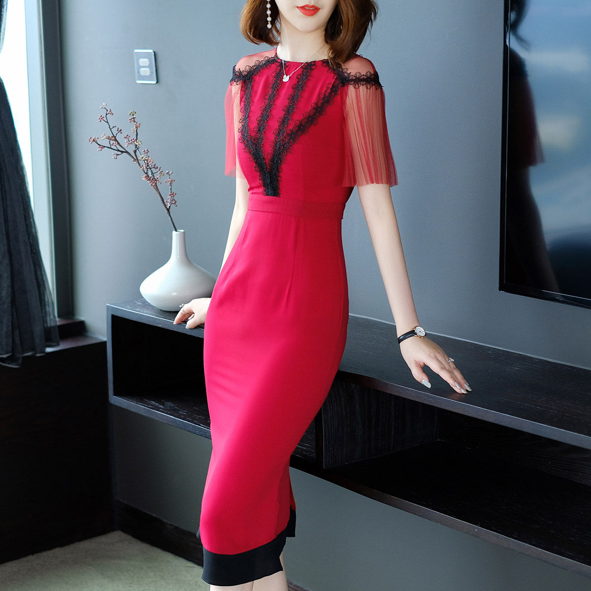 怪不得隔壁阿姨身材这么火辣，原来是穿这紧身包臀裙，凸显S曲线