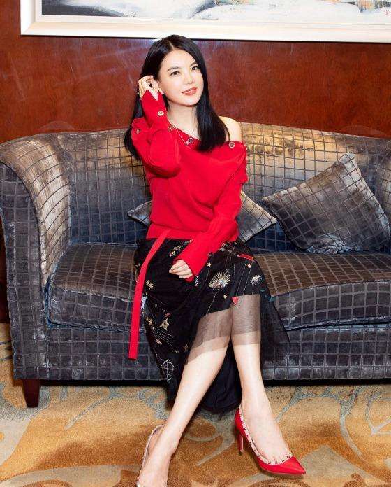 李湘真厉害! 穿的是包臀裙还夹得这么紧 网友: 这尺寸也未免太尴