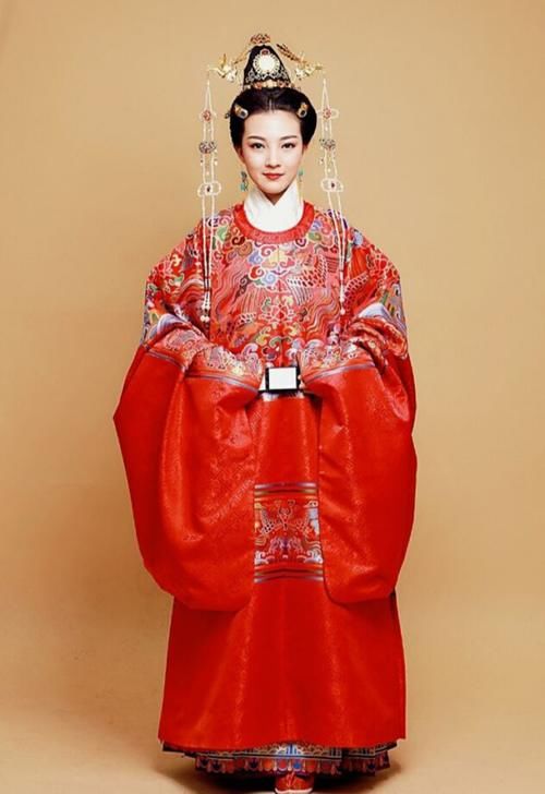 婚礼可以简约,但婚服一定要会穿,这些花嫁款汉