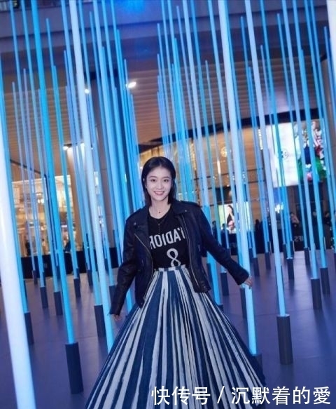 pageType_zmt美女搭配轻盈柔美的黄色连衣裙很显气质,充满时尚范