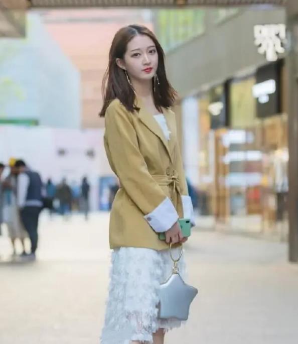 连衣裙■街拍出水芙蓉的美女,一件卡其色的连衣裙,时尚靓丽气息迷人