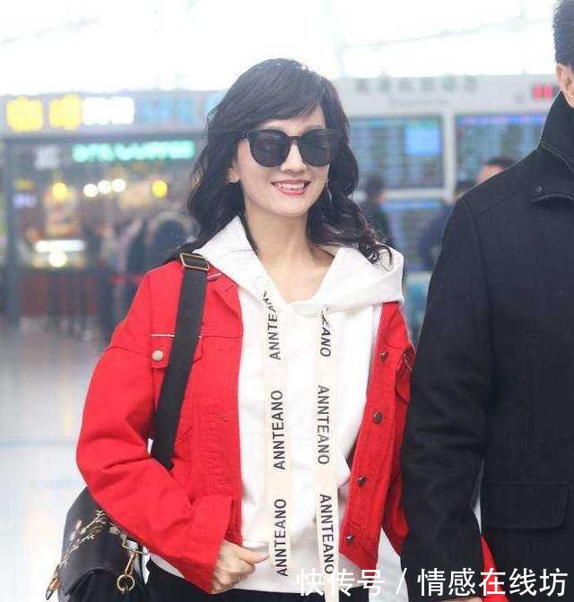 64岁赵雅芝真敢穿，黑丝袜配过膝长靴，难怪看起来这么像少女