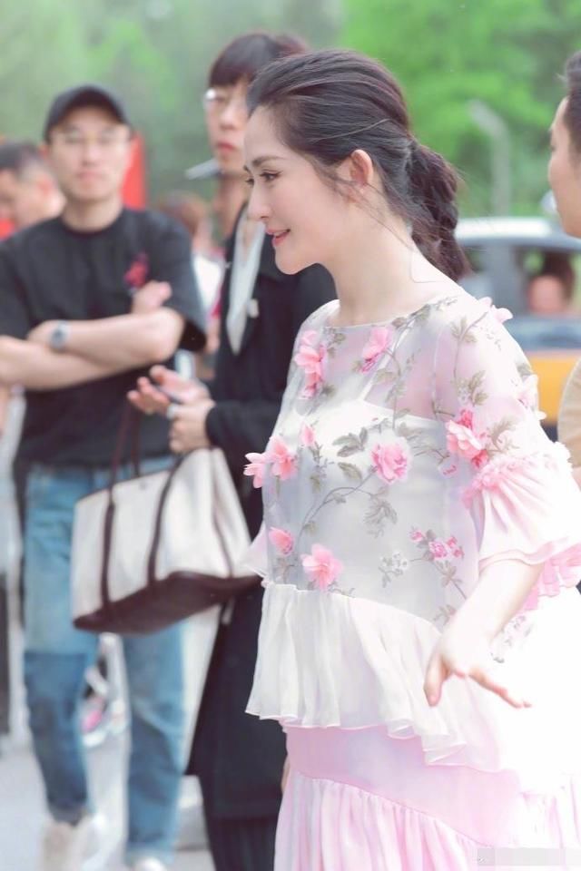 谢娜穿对衣服太美了，粉色薄纱裙超养眼，网友:不愧是太阳女神
