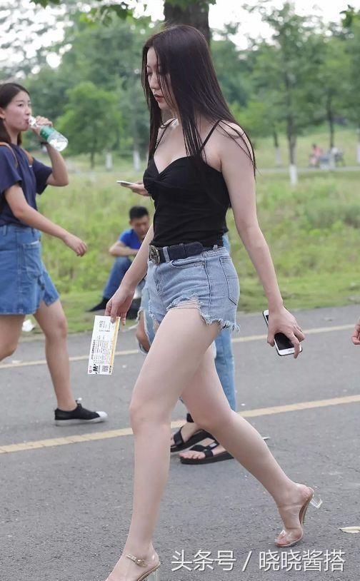 街拍：小姐姐们穿热裤去逛街，难道不怕白嫩的大长腿会晒黑？