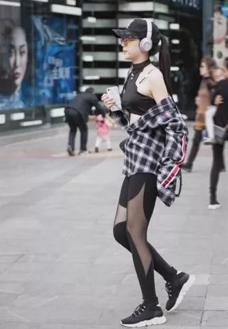 街拍：动人心弦的打底裤美女，柔韧性非常好，一字马很标准!