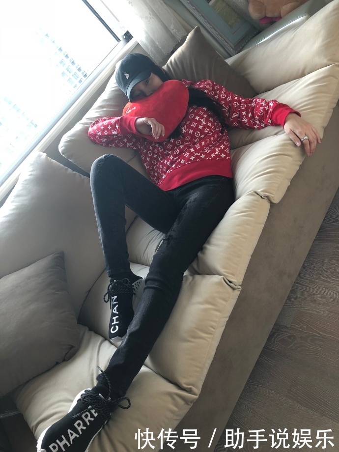 李小璐一张照片引出轨争议，官方怒甩未P原图辟谣