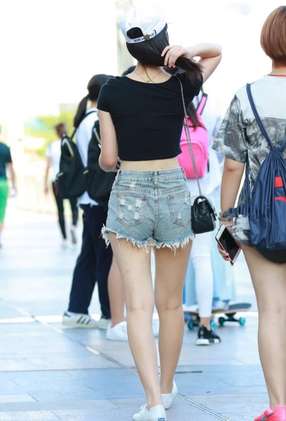 玲珑有致的小姐姐身穿紧身热裤,丰润白皙的双腿吸睛无数,风情万