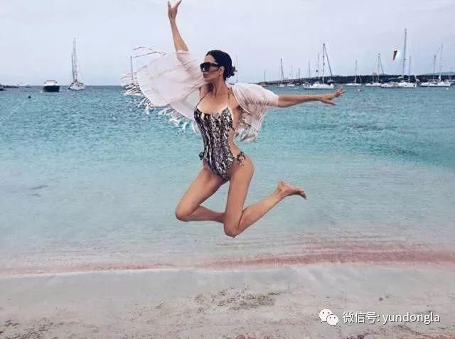 50岁奶奶，20岁身材:长期坚持健身的人，年轻到可怕!