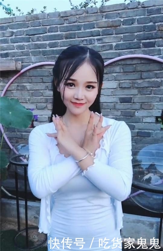 舒适@街拍美女:时尚甜美的小姐姐,靓丽的打扮,展现出曼妙身材!