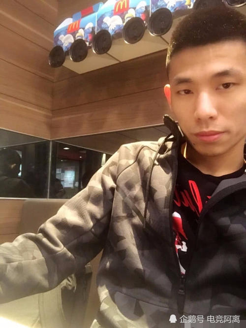 旭旭宝宝遭人讹钱晒聊天记录，粉丝怒怼小人并全部站边宝哥！