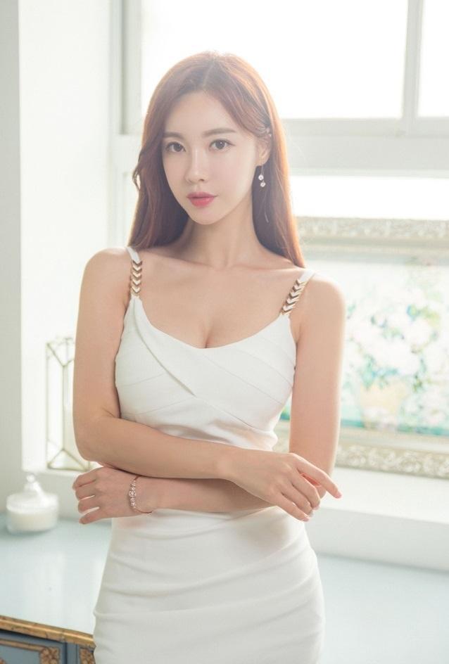 世间最美丽的莫过于这美人穿美衣的场景, 吊带儿连衣裙。