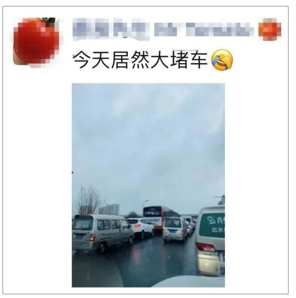  「北部」成都的周一早高峰遇到下雨天，是啥样？“堵安逸了”！