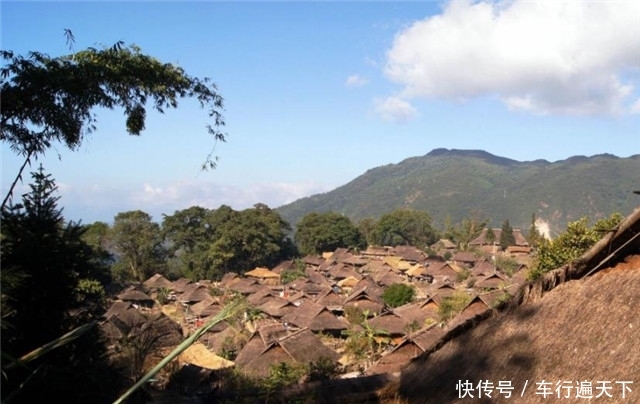 中国最后一个原始部落，男女烟斗不离身，小孩拿虫子当“零食”