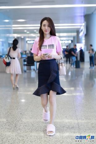 王晓晨机场造型获赞 随性大方轻松驾驭少女粉