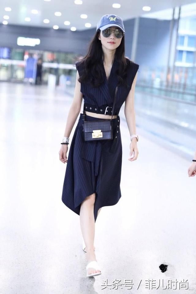 韩雪不得了了！裙子穿到腰就断开了，小蛮腰比杨幂的还要细！