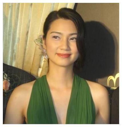 洪欣豁出去了,衣服全靠两根线绑着,网友:47岁却活得像27岁