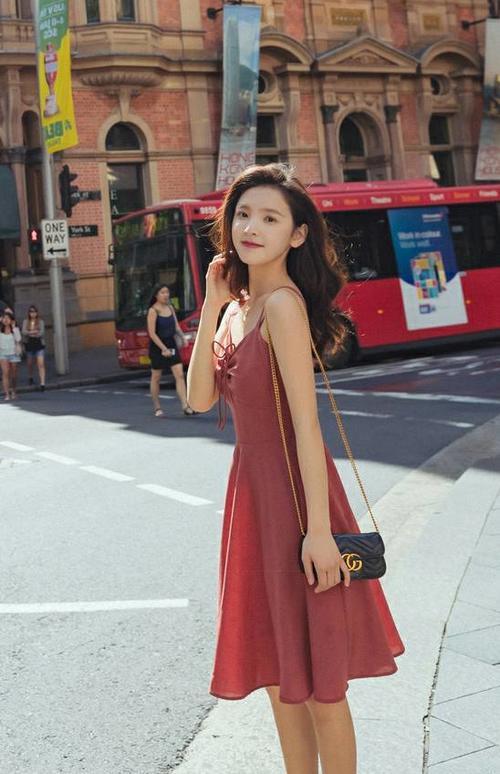 路人街拍，吊带裙穿上非常的清爽，非常的性感，而且非常的迷人