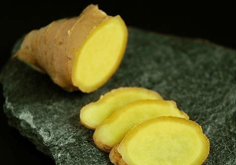 一小片生姜加点它 只要半月即可美白祛斑 年轻十岁!