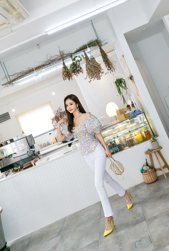 女神孙允珠,月牙夏葵小碎花冰点灯笼袖衫