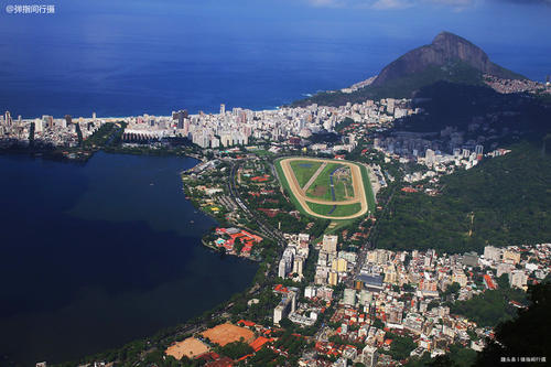 世界上最大的耶稣像，用1200吨石头雕成，屹立高山之巅