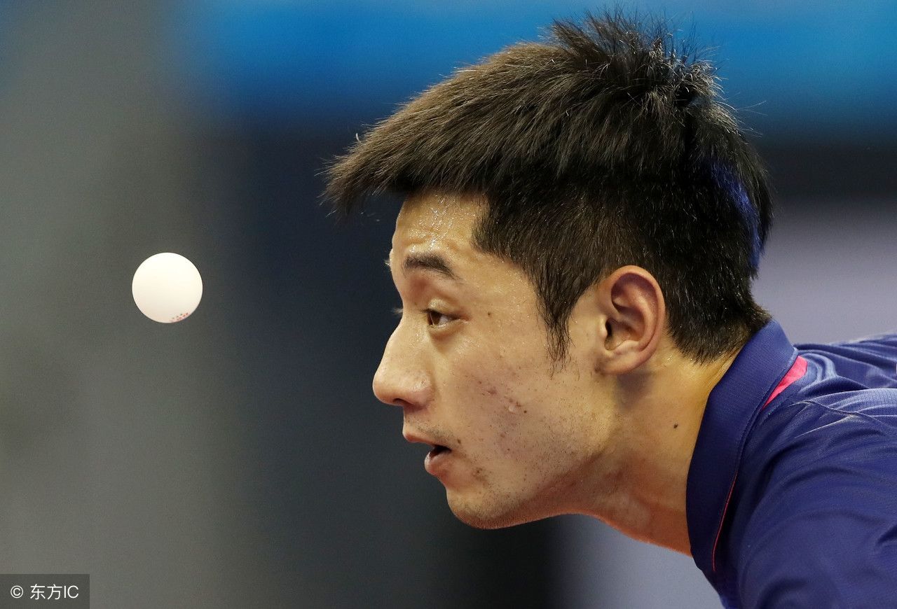 景甜穿“花边”连衣裙秀长腿，闭眼嗔怒被抓拍，网友:摄影师有毒