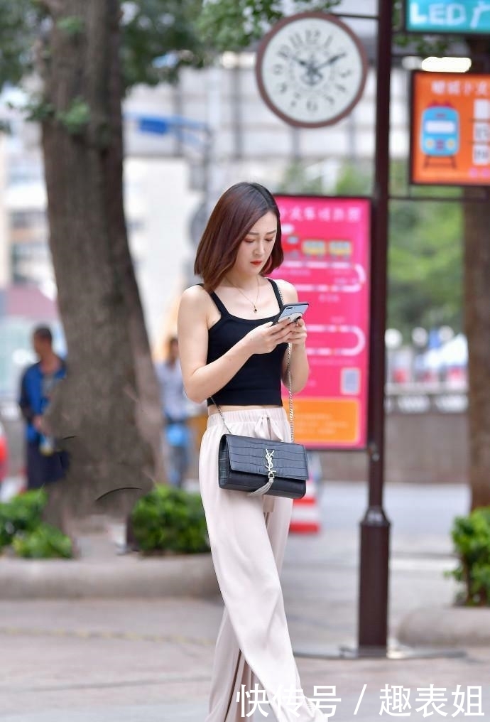 漂亮女人:双腿修长吸引人,休闲裤小姐姐