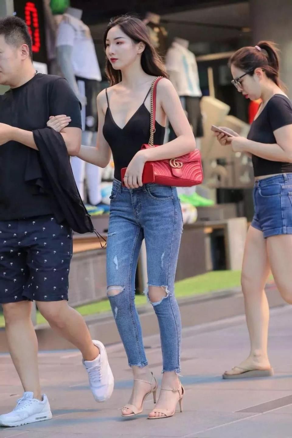 街拍:肤白貌美大长腿,傍高富帅,人生完美!