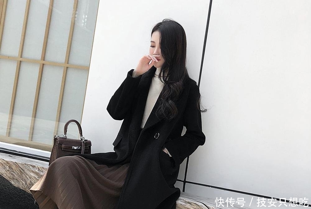  #女人#在强调一次穿大衣别搭阔腿裤，看看下面女人怎么穿，美的与众不同