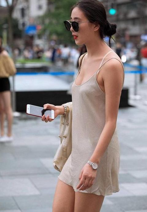 轻熟范儿的牛仔裤小姐姐凸显成熟女人魅力,完美曲线更动人!