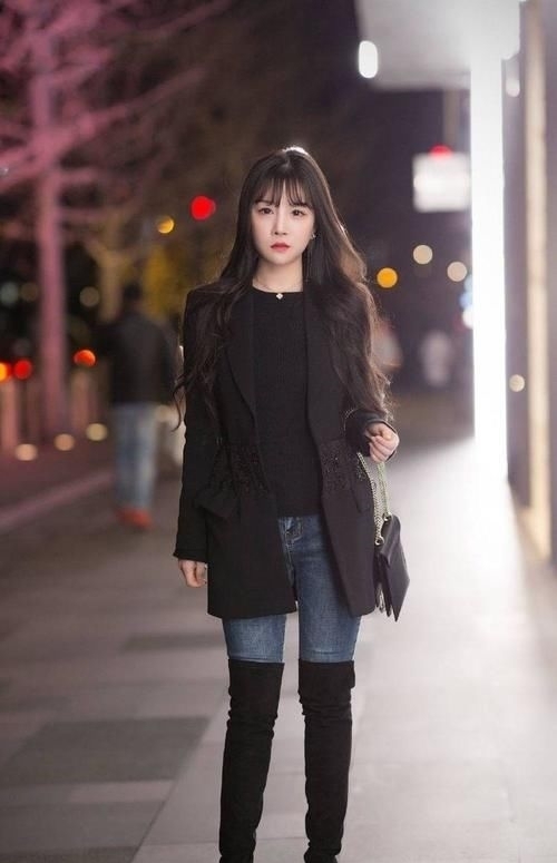 『 底裤』展现甜美气息，街拍：打底裤美女的搭配使得整体魅力提升