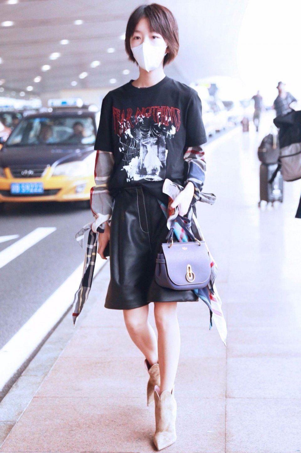 周冬雨选衣服很厉害，很会扬长避短，可挑鞋子的眼光真不行!