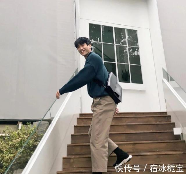  「挪不开」每天教男生一套穿搭！今天是韩系男友风，女生挪不开眼的那种
