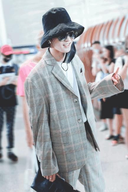 朱正廷蔡徐坤同穿西装，谁是小奶狗谁是小狼狗，一目了然！