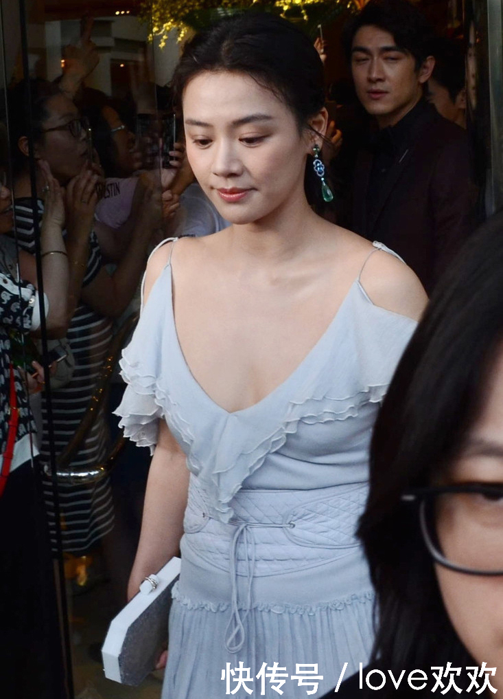 马思纯真大胆！穿吊带裙上身还大面积留白，网友：胸前无料真尴尬