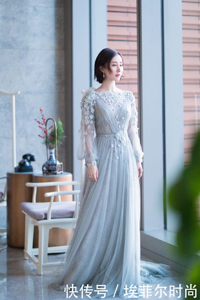 舒畅难得性感一回,穿深V礼服亮相,网友:女神露一点不要紧!