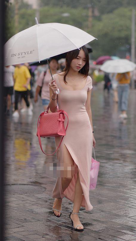 路人街拍，小姐姐身穿紧身连衣裙，优雅又性感