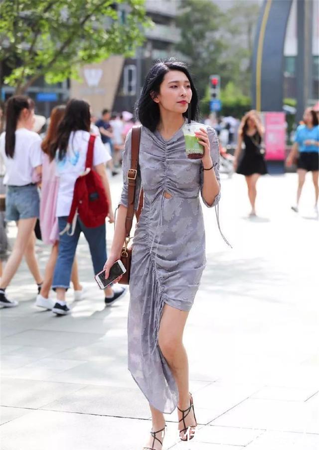  淡淡的■一双气质的尖头高跟鞋看上去更加的有魅力，充满着淡淡的性感