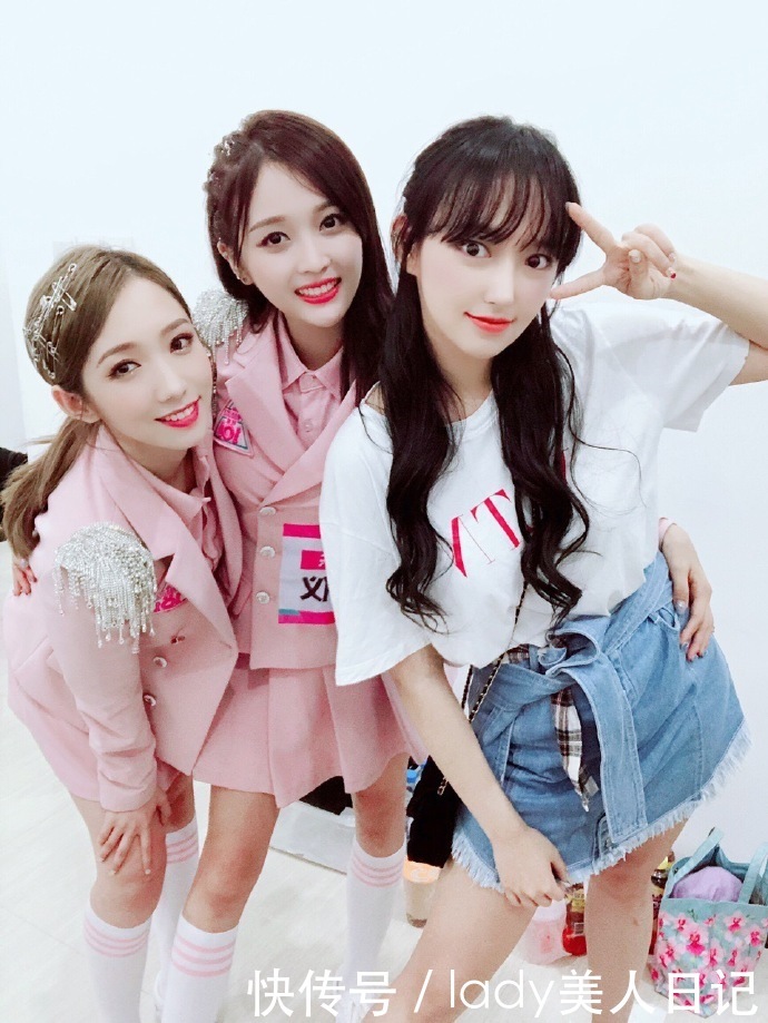 程潇穿上大牌毛衣性感得都快认不出来了，看大长腿就知道是练过的