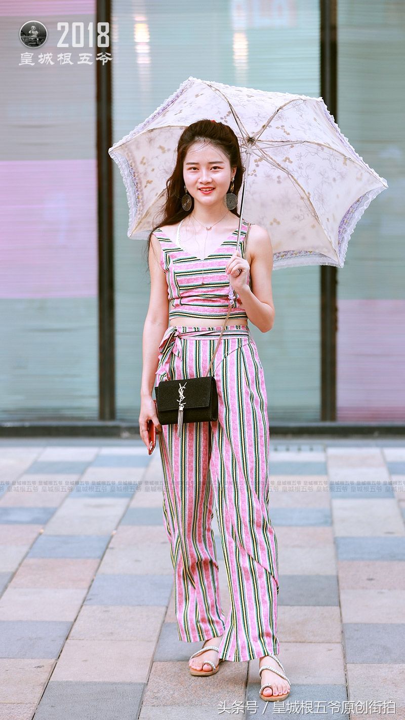 街拍:三里屯的时髦女孩真是数不胜数，她们长得美又超会穿衣