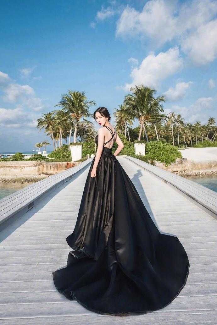 娄艺潇身穿晚礼服显高10cm,晒出美照,美背尤其好看!