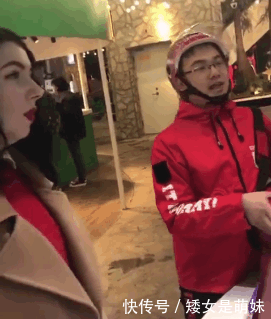 服务员听不懂英语, 等餐外卖小哥一顿翻译, 还说